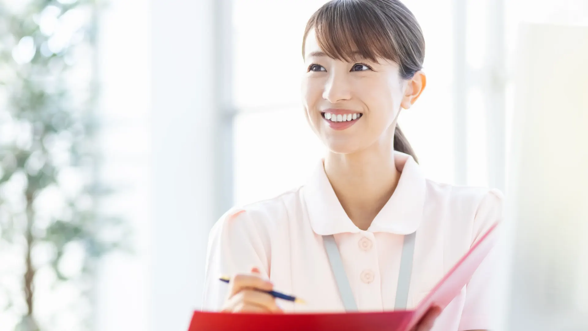 笑顔で案内する看護師